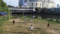 Sejumlah anak bermain sepakbola di bantaran Kanal Banjir Barat, Jakarta, Senin (10/6/2024).