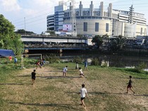 Serunya Bermain Sepakbola di Bantaran Kanal Banjir Barat