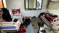 Warga Palestina yang terluka akibat serangan Israel, terbaring di tempat tidur ketika rumah sakit Al-Aqsa di Gaza yang kewalahan berjuang untuk merawat yang terluka, di tengah konflik Israel-Hamas, di Deir Al-Balah, di Jalur Gaza tengah, 9 Juni 2024.