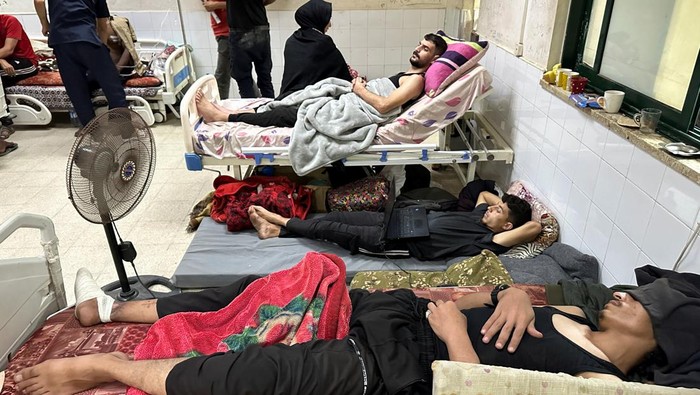Wounded Palestinians, who were injured in an Israeli strike, lie on beds as Gazas overwhelmed Al-Aqsa hospital struggles to treat the wounded, amid the Israel-Hamas conflict, in Deir Al-Balah, in central Gaza Strip, June 9, 2024. REUTERS/Doaa Rouqa