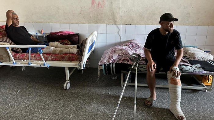 Wounded Palestinians, who were injured in an Israeli strike, lie on beds as Gaza's overwhelmed Al-Aqsa hospital struggles to treat the wounded, amid the Israel-Hamas conflict, in Deir Al-Balah, in central Gaza Strip, June 9, 2024. REUTERS/Doaa Rouqa