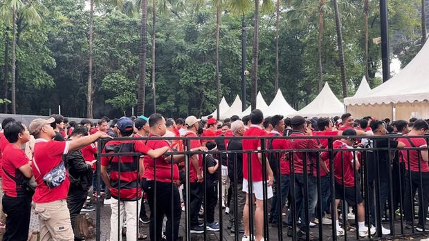 Suasana di GBK jelang laga Indonesia melawan Filipina mulai dipadati penonton meski diguyur hujan. Pertandingan ini juga menjadi laga yang sangat penting bagi Timnas untuk lolos ke babak selanjutnya.