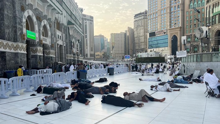 Pilgrims rest at the Grand Mosque, ahead of the annual haj pilgrimage, in Mecca, Saudi Arabia, June 9, 2024. REUTERS/Mohammed Torokman