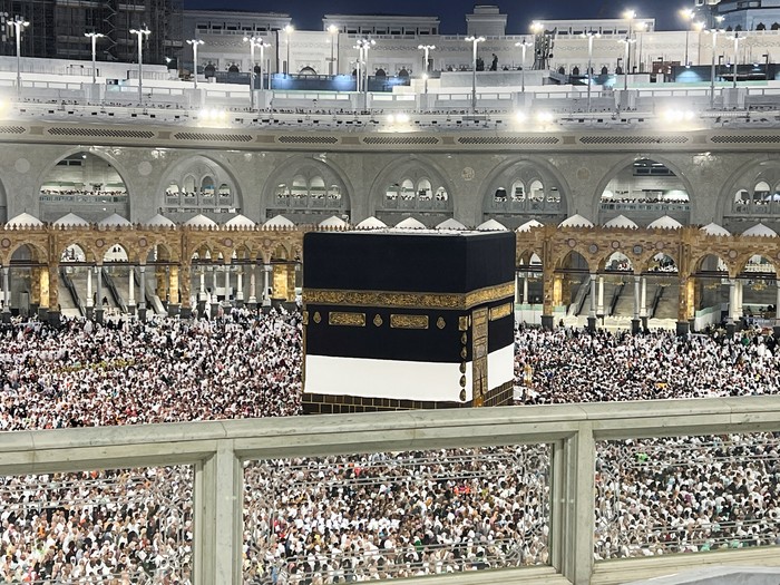 Pilgrims circle the Kaaba as they perform Tawaf at the Grand Mosque, ahead of the annual haj pilgrimage, in Mecca, Saudi Arabia, June 9, 2024. REUTERS/Ayman El Sahli