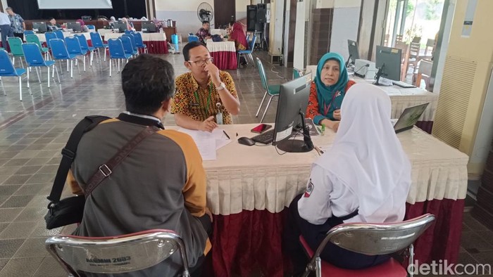 Suasana PPDB hari pertama di SMAN 1 Semarang, Selasa (11/6/2024).