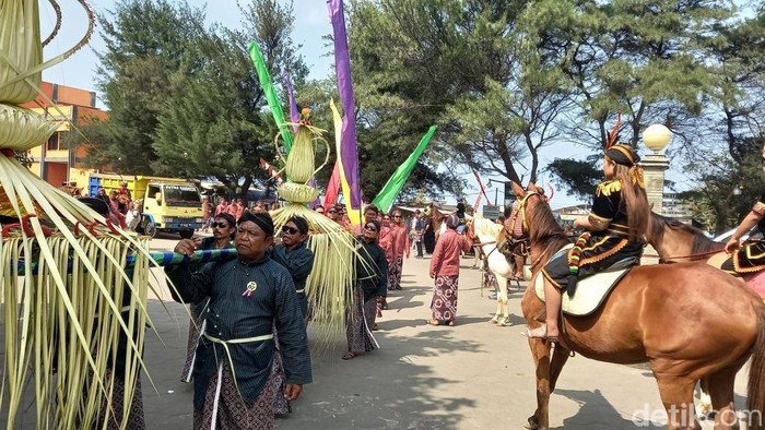 Suasana upacara adat bekti pertiwi pisungsung jaladri di kawasan Pantai Parangtritis, Kretek, Bantul, Selasa (11/6/2024).