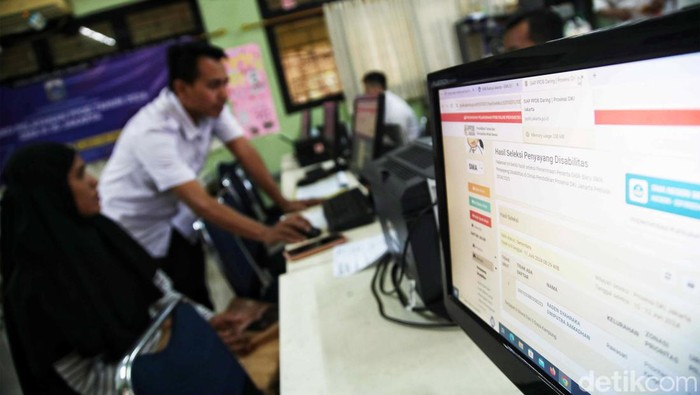 Pendaftaran PPDB di DKI Jakarta tahun ajaran 2024/2025 resmi dibuka pada Senin (10/6/2024). Begini suasana di posko SMAN 30 dan SMPN 137.