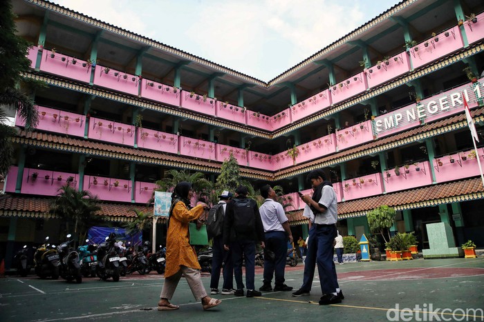 Pendaftaran PPDB di DKI Jakarta tahun ajaran 2024/2025 resmi dibuka pada Senin (10/6/2024). Begini suasana di posko SMAN 30 dan SMPN 137.