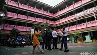 Selain SMAN 30, posko PPDB juga dibuka di SMPN 137 DKI Jakarta. Hari ini posko itu juga masih terlihat sepi.  