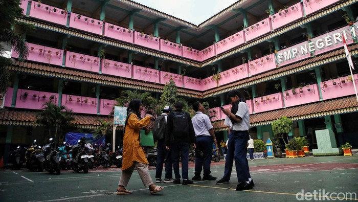 Pendaftaran PPDB di DKI Jakarta tahun ajaran 2024/2025 resmi dibuka pada Senin (10/6/2024). Begini suasana di posko SMAN 30 dan SMPN 137.