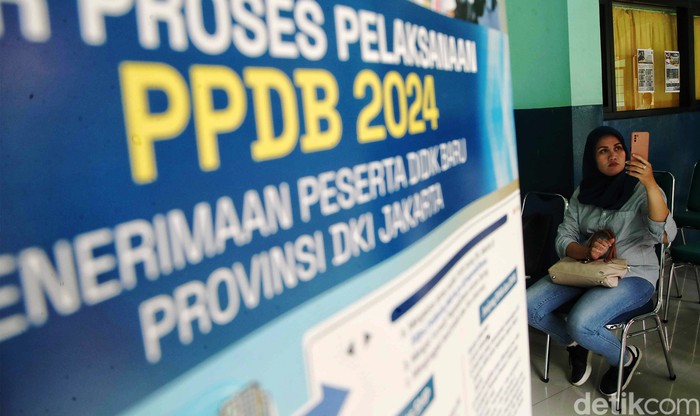 Pendaftaran PPDB di DKI Jakarta tahun ajaran 2024/2025 resmi dibuka pada Senin (10/6/2024). Begini suasana di posko SMAN 30 dan SMPN 137.