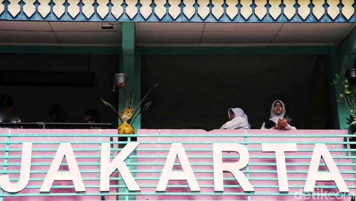 Pendaftaran PPDB di DKI Jakarta tahun ajaran 2024/2025 resmi dibuka pada Senin (10/6/2024). Begini suasana di posko SMAN 30 dan SMPN 137.