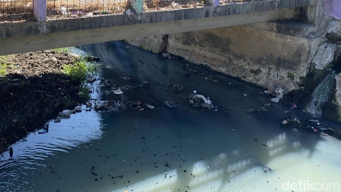 Sungai Simo Gunung Barat Surabaya yang tercemar