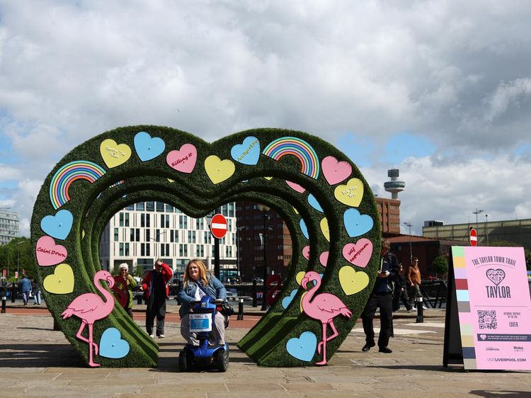 Taylor Town Semarakkan Konser Taylor Swift di Liverpool