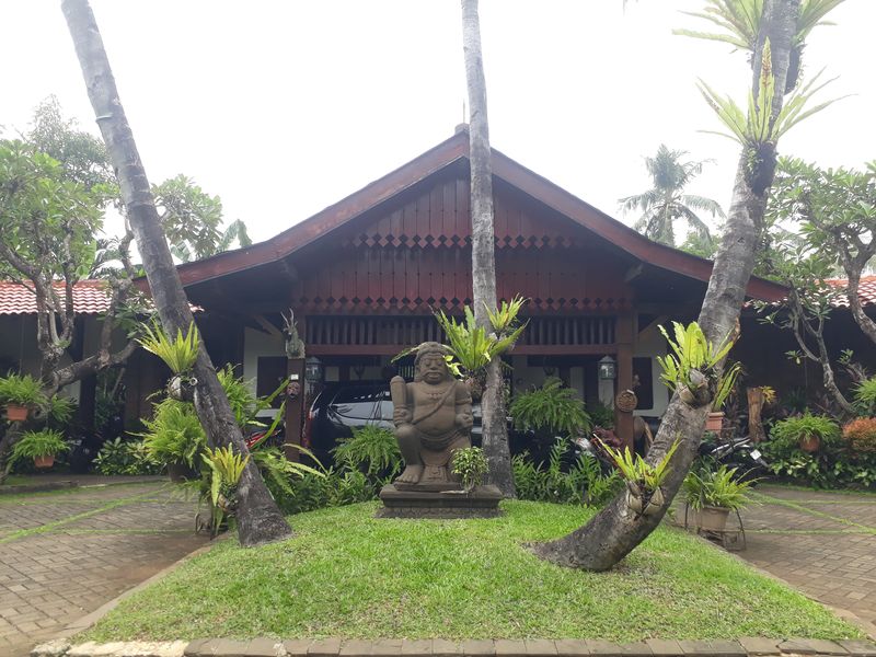 Teras depan di Museum di Tengah Kebun.