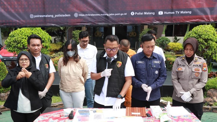 Tersangka dan korban penggelapan saat rilis di Polres Malang