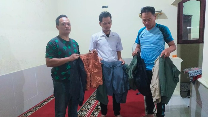 Tersangka (tengah) dan barang bukti diamankan di Polsek Klego, Boyolali.