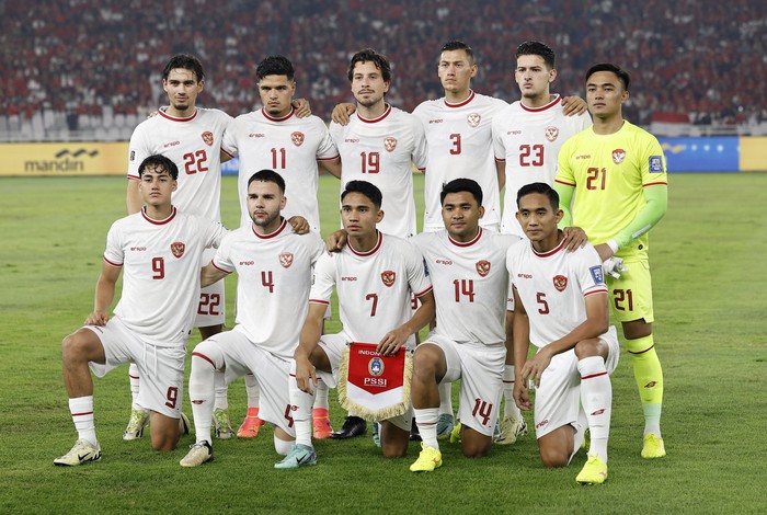 Soccer Football - World Cup - AFC Asian Qualifiers - Group F - Indonesia v Philippines - Gelora Bung Karno Stadium, Jakarta, Indonesia - June 11, 2024 Indonesia players pose for a team group photo before the match REUTERS/Willy Kurniawan