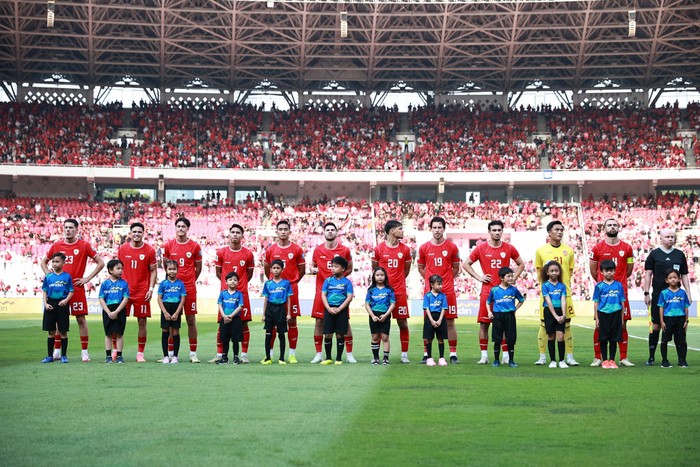 JAKARTA, INDONESIA - JUNE 06: Indonesia team players line up during the FIFA World Cup Asian 2nd qualifier Group F match between Indonesia and Iraq at Gelora Bung Karno Stadium on June 06, 2024 in Jakarta, Indonesia. (Photo by Robertus Pudyanto/Getty Images)