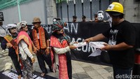 Mereka meminta pemerintah China menghentikan pendanaan terkait investasi perusahaan tambang seng di Kabupaten Dairi, Sumut.
