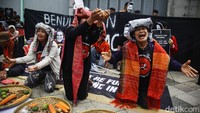 Aksi ini mendapat penjagaan dari aparat kepolisian.