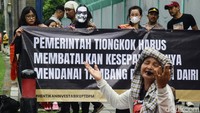 Selain poster, para petani juga membentangkan spanduk tuntutan.