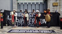 Para petani dari Dairi, Sumatera Utara (Sumut) didampingi para aktivis menggelar aksi teatrikal dan unjuk rasa di Kedutaan Besar (Kedubes) China, Jakarta, Selasa (11/6/2024).