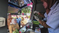 Pj Wali Kota Jambi Sri Purwaningsih (kedua kiri) menyaksikan petugas menguji kandungan pestisida tanaman sayur di dalam mobil laboratorium mobile Pemerintah Kota Jambi saat peluncurannya di Kota Baru, Jambi, Selasa (11/6/2024).