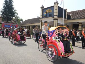 Kapolres Kediri Kota Kayuh Becak Antar Anggota Purna Bhakti