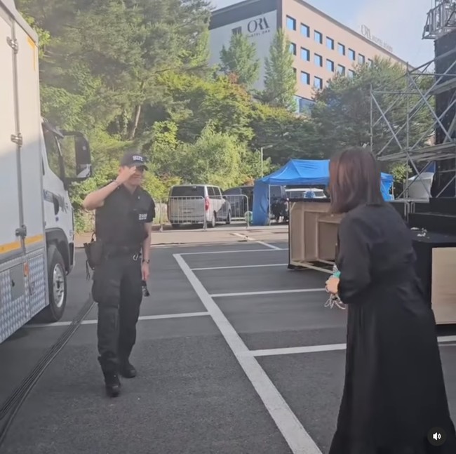 Aku V dari BTS.” “Aku sedang berpatroli untuk acara ini, jadi aku datang untuk menyapamu,” ujar V BTS seperti yang terdengar dalam video Instagram Lee Ji Young. Foto: dok. Instagram @luv270