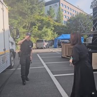 Aku V dari BTS.” “Aku sedang berpatroli untuk acara ini, jadi aku datang untuk menyapamu,” ujar V BTS seperti yang terdengar dalam video Instagram Lee Ji Young. Foto: dok. Instagram @luv270