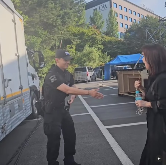 Awalnya penyanyi senior Lee Ji Young tidak mengenali V BTS yang tampil manglingi dengan seragam hitam, lengkap dengan topi dan rompi. Namun, V langsung menyapa seniornya setelah turun panggung. Foto: dok. Instagram @luv270