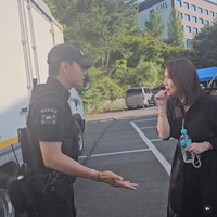 Seperti diketahui, V BTS sedang menjalani wajib militer sebagai prajurit pasukan khusus polisi militer Korea Selatan. Lewat unggahan Instagram Lee Ji Young, terungkap jika V BTS ditugaskan untuk berpatroli di sebuah festival di Chuncheon. Foto: dok. Instagram @luv270