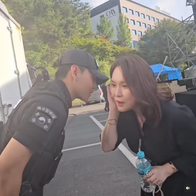 “Hari ini, setelah tampil di festival di Chuncheon, aku disambut oleh seorang prajurit yang sangat tampan saat turun dari panggung. Aku langsung menyadari itu adalah juniorku V BTS,” tulis Lee Ji Young. Festival tersebut diadakan pada Minggu (9/6/2024) dalam rangka perayaan “Bulan Patriot dan Veteran” di Korea Selatan. Foto: dok. Instagram @luv270