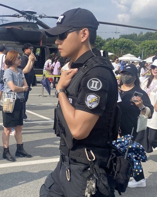 Lewat unggahan Instagram-nya @luv270, Lee Ji Young memberikan pujian terhadap V BTS yang telah menunjukkan sopan santun dan berinisiatif menyapanya. Pemilik nama asli Kim Taehyung itu juga dinilai terlihat lebih keren dengan seragam. Foto: dok. Twitter @BTSV_TH