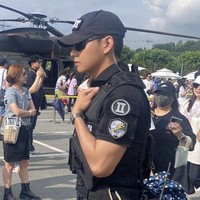 Lewat unggahan Instagram-nya @luv270, Lee Ji Young memberikan pujian terhadap V BTS yang telah menunjukkan sopan santun dan berinisiatif menyapanya. Pemilik nama asli Kim Taehyung itu juga dinilai terlihat lebih keren dengan seragam. Foto: dok. Twitter @BTSV_TH