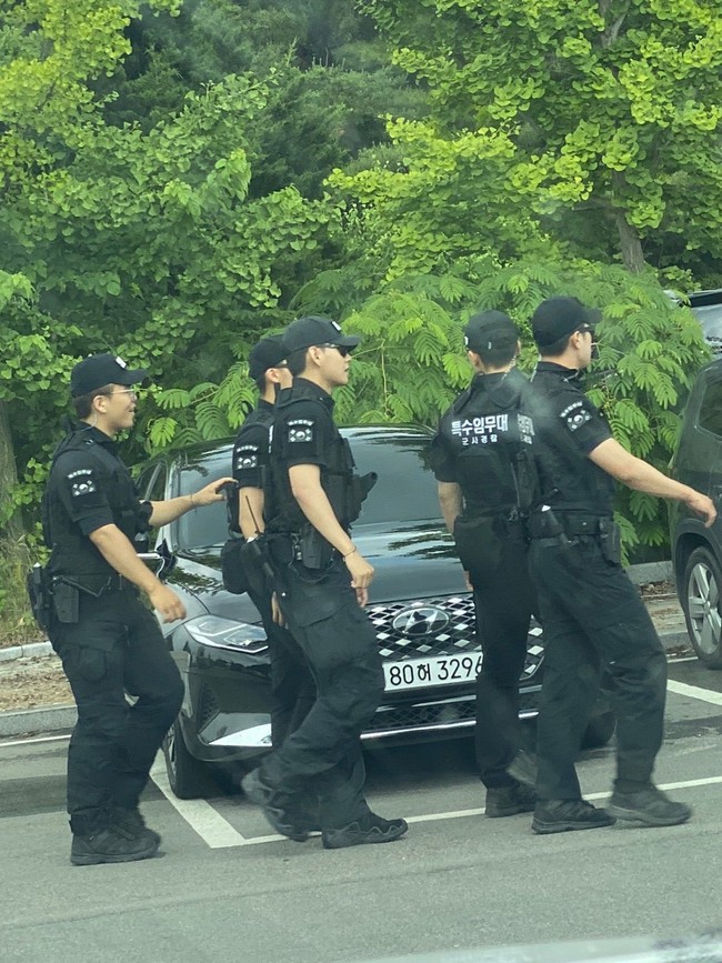 Sementara itu, V BTS dijadwalkan menyelesaikan wajib militer pada bulan Juni 2025. Dia mulai mengikuti pelatihan dasar militer di hari yang sama dengan leader grup KPop BTS, RM pada Senin (11/12/2023) lalu. Foto: dok. Twitter @BTSV_TH