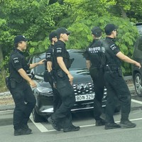 Sementara itu, V BTS dijadwalkan menyelesaikan wajib militer pada bulan Juni 2025. Dia mulai mengikuti pelatihan dasar militer di hari yang sama dengan leader grup KPop BTS, RM pada Senin (11/12/2023) lalu. Foto: dok. Twitter @BTSV_TH