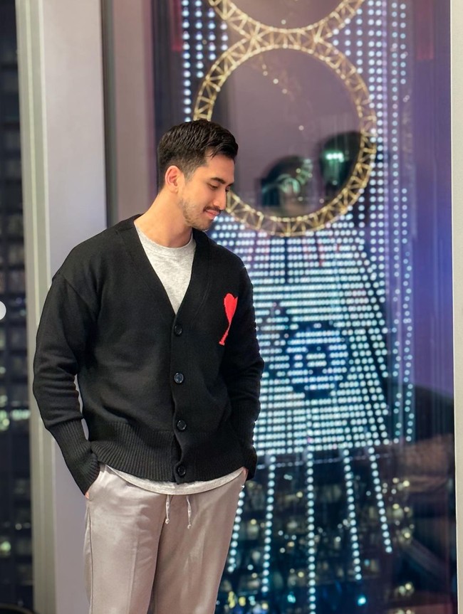 Penampilan Verrell selama di Macau tak kalah mencuri atensi. Tampil dengan brewok tebal, tak sedikit yang salfok dan mengomentari penampilan barunya itu. Foto: Instagram/@bramastavrl