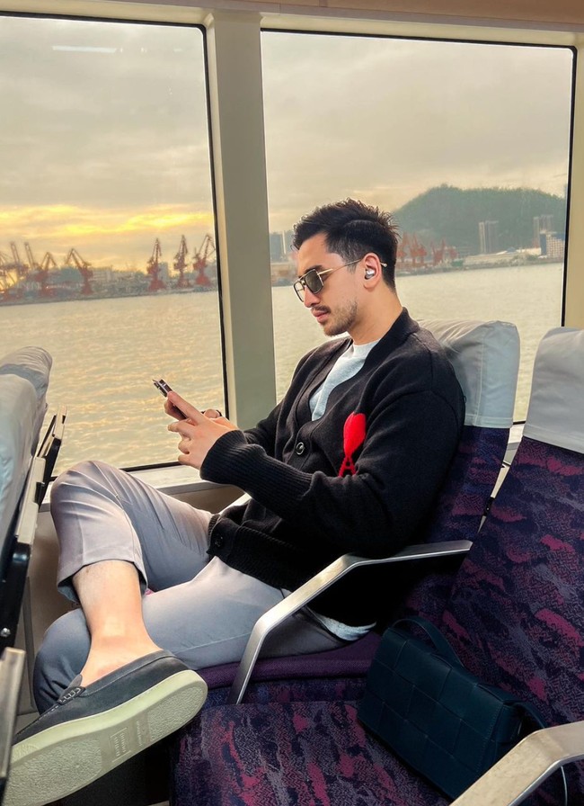 Tampil dengan brewok, banyak yang menilai Verrell jadi terlihat lebih dewasa. Aku suka facial hair nya jadi keliatan mature dan masculine! komentar salah seorang netizen. Foto: Instagram/@bramastavrl