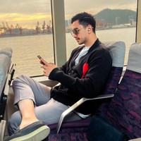 Tampil dengan brewok, banyak yang menilai Verrell jadi terlihat lebih dewasa. Aku suka facial hair nya jadi keliatan mature dan masculine! komentar salah seorang netizen. Foto: Instagram/@bramastavrl