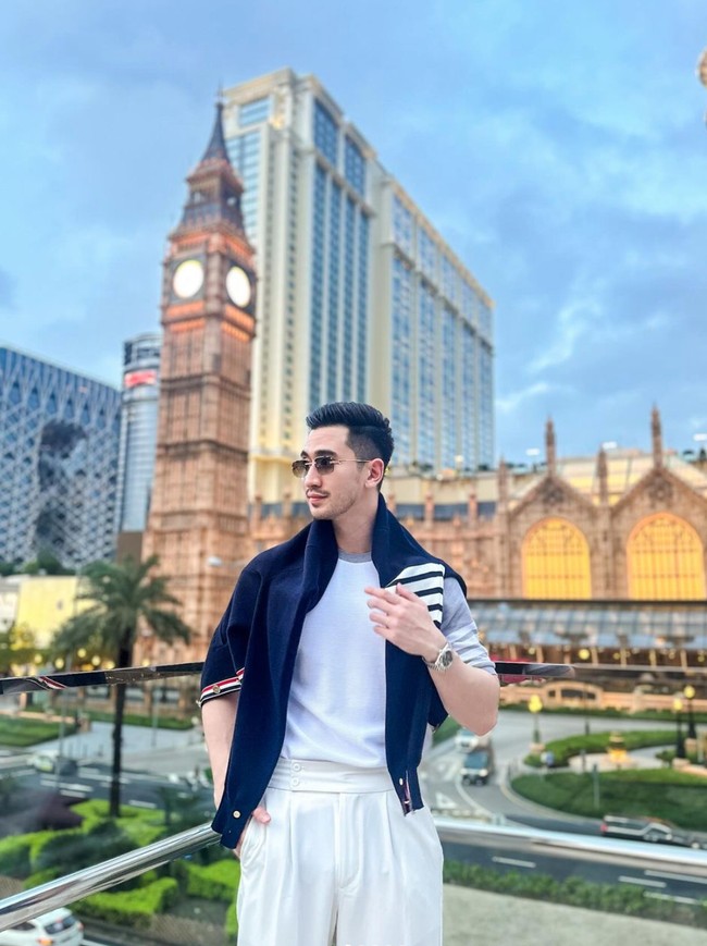 Selama berlibur di sana, putra Venna Melinda itu terlihat berkunjung ke berbagai tempat. Gayanya pun selalu stylish dan rapih. Foto: Instagram/@bramastavrl