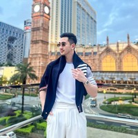 Selama berlibur di sana, putra Venna Melinda itu terlihat berkunjung ke berbagai tempat. Gayanya pun selalu stylish dan rapih. Foto: Instagram/@bramastavrl