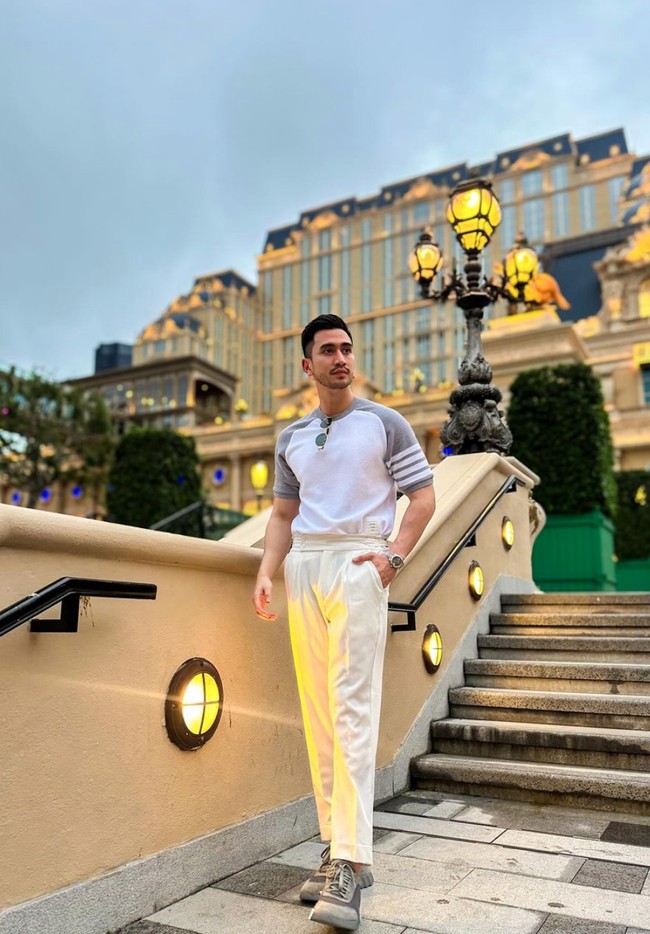 Belakangan tampaknya aktor 27 tahun itu memang tengah senang tampil dengan kumis dan jenggot. Beberapa menilai penampilan baru Verrell itu membuatnya terlihat lebih berkharisma dan keren. Foto: Instagram/@bramastavrl