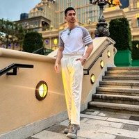 Belakangan tampaknya aktor 27 tahun itu memang tengah senang tampil dengan kumis dan jenggot. Beberapa menilai penampilan baru Verrell itu membuatnya terlihat lebih berkharisma dan keren. Foto: Instagram/@bramastavrl