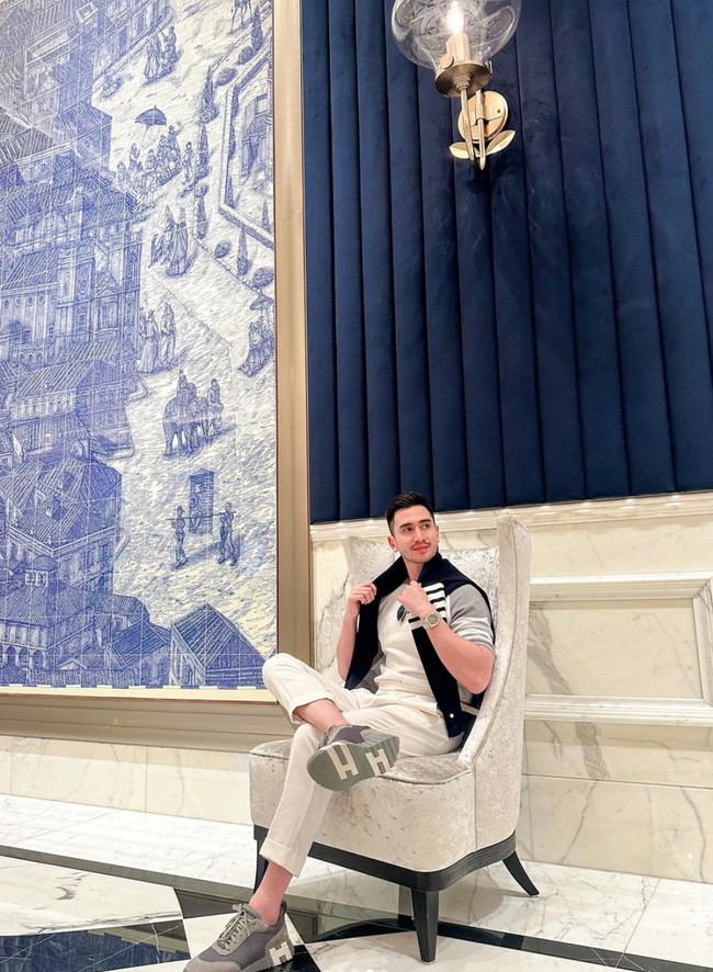 Penampilan baru Verrell dengan brewok tersebut mulai terlihat sejak dirinya mengikuti kontestasi Pileg. Bagaimana menurutmu penampilan baru Verrell? Foto: Instagram/@bramastavrl