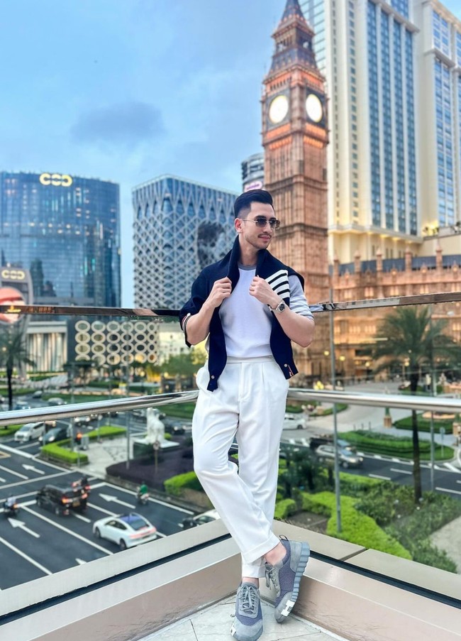 Verrell sendiri memang terlihat kerap memamerkan gayanya melalui unggahan foto-foto di akun Instagram pribadinya. Selalu tampil stylish, kini dirinya terlihat lebih maskulin dengan brewok di wajahnya. Foto: Instagram/@bramastavrl