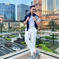 Verrell sendiri memang terlihat kerap memamerkan gayanya melalui unggahan foto-foto di akun Instagram pribadinya. Selalu tampil stylish, kini dirinya terlihat lebih maskulin dengan brewok di wajahnya. Foto: Instagram/@bramastavrl