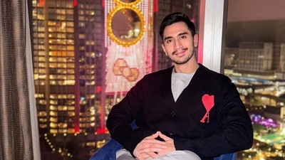 7 Foto Verrell Bramasta Liburan ke Macau, Tampil Dengan Brewok Curi Atensi