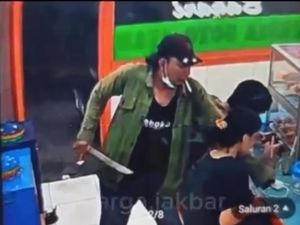 Barbar Ulah Bang Jago Rampas Ponsel Wanita di Warteg Jakbar